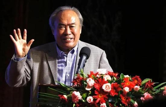 抱持着“给华语电影一个惊喜”的信念，冯德伦与吴彦祖合作了电影公司，目前他们的首部作品《太极之从零开始》即将在9月27日 吴彦祖夫妇与冯德伦吃火锅 卖萌搞怪引网友吐槽 2015-04-28 4月27号，网友微博上传一张吴彦祖与冯德伦等友人吃火锅的照片，照片中吴彦祖和老婆并排坐，摆出奇怪的表情，并配以剪刀手，引发无数网友吐槽：“男神经的本质终于露出来了!
