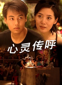 哈莉·贝瑞新婚后挺大肚回国 新老公怀抱其女儿 2013-07-17 当地时间7月16日，哈莉·贝瑞和新婚丈夫返回洛杉矶，出现在洛杉矶国际机场。